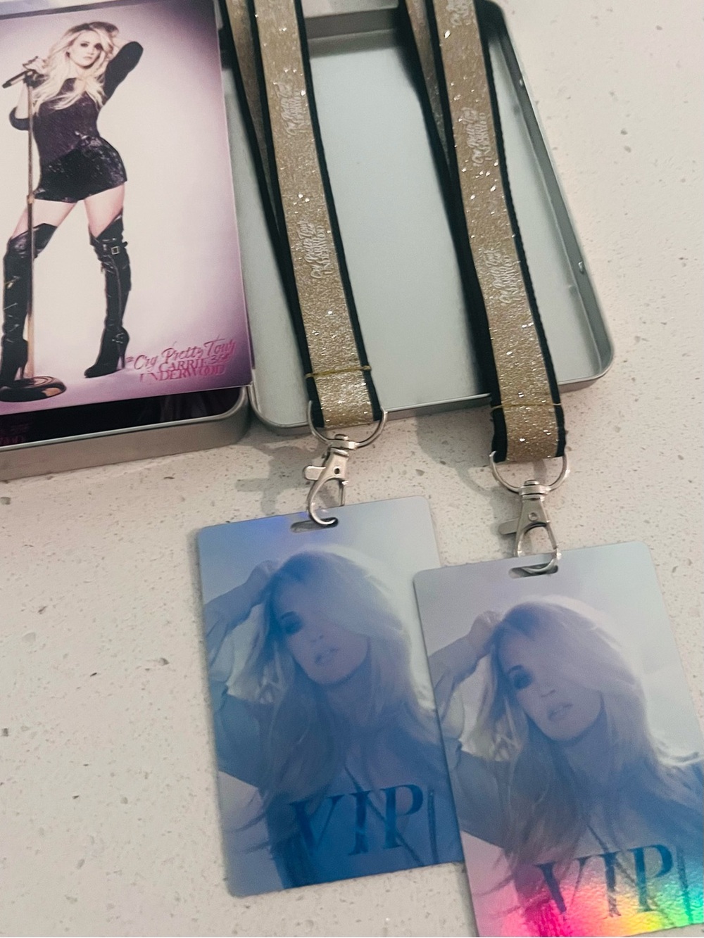 2 Carrie Underwood VIP Lanyards in tin with 4 portrait postcards. New condition - Picture 5 of 5